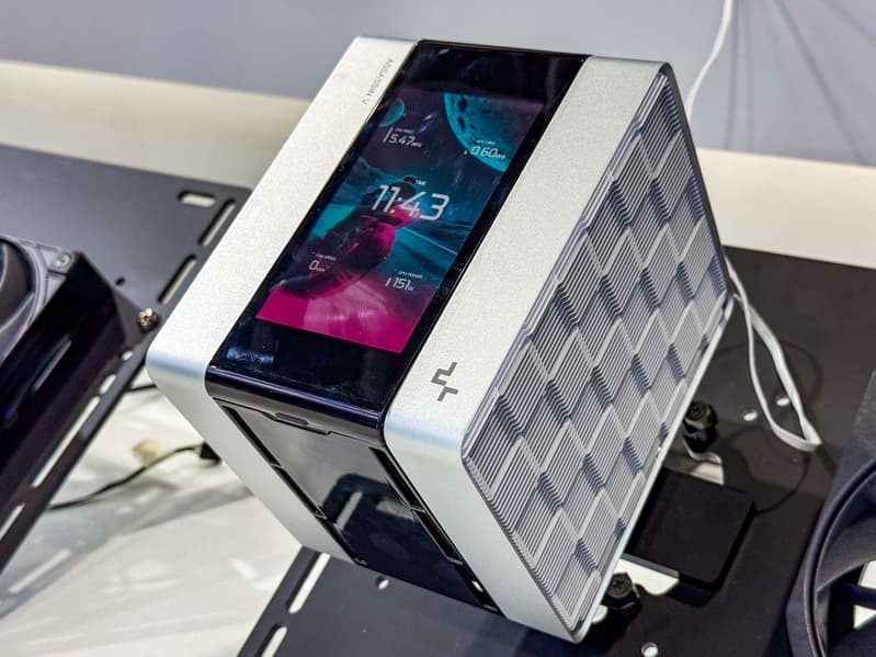 DeepCool показала на Computex 2026 кулеры с испарительной камерой VC 2.0, СЖО с изогнутым AMOLED-экраном на 6,67 дюйма и «аквариумы»  - 1